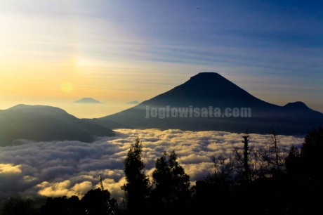 Menikmati Golden Sunrise di Sikunir Dieng