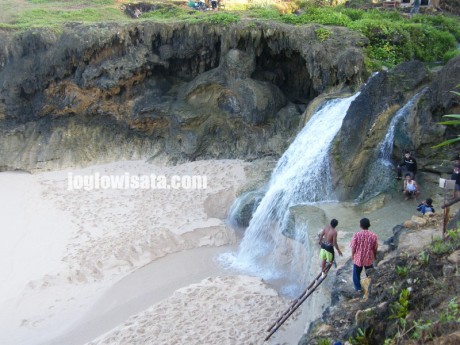 Pantai Banyu Tibo Pacitan