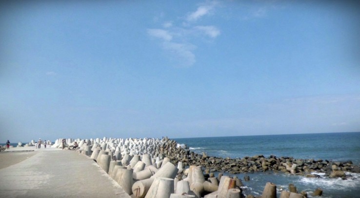 Pantai Glagah, Berburu Indahnya Ombak di Dermaga