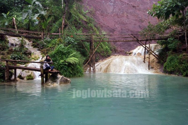 Menikmati Keindahan Air Terjun Kembang Soka Kulon Progo