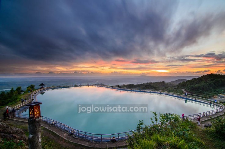 Menikmati Panorama Sunset di Embung Nglanggeran