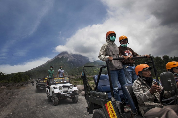 Menyusuri Lereng Merapi dengan Menggunakan Jeep Tour