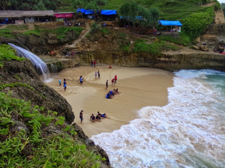 10 Rekomendasi Pantai Terbaik di Pacitan yang Memikat Hati Wisatawan