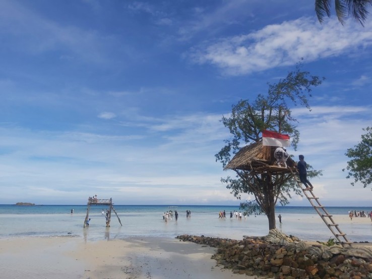 Jauh dari Keramaian! Pesona Pantai Bobby Karimunjawa Ini Bikin Nyaman