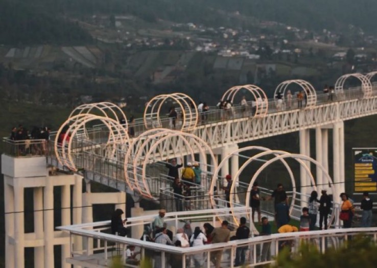 Jembatan Kaca Kemuning Sky Hills, Wisata Hits Karanganyar