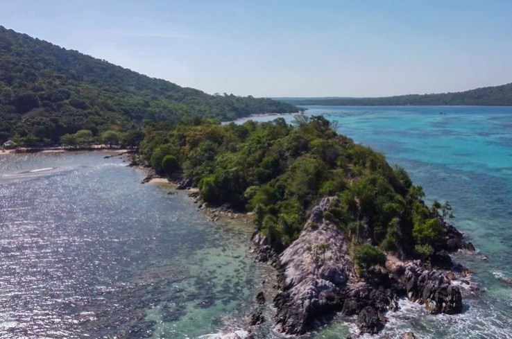 Masih Sepi! Pantai Annora Karimunjawa Harus Kamu Kunjungi Sebelum Ramai