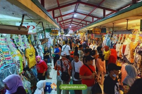 Berburu Oleh-oleh Jogja di Pasar Beringharjo, Ada Apa Saja?