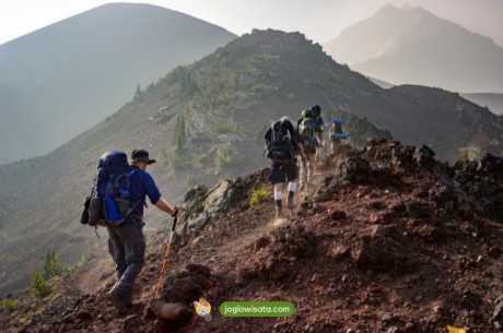 Tips Mendaki Gunung Agar Tidak Cepat Lelah, Dijamin Sampai Puncak!
