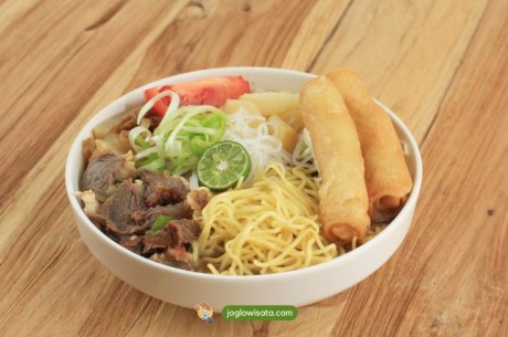 5 Tempat Makan Soto Mie Dekat Stasiun Bogor Cocok untuk Sarapan