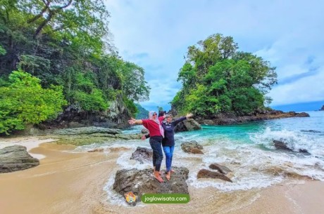 Pantai Teluk Hijau, Surga Pantai Tersembunyi di Banyuwangi