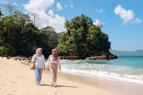 Pantai Teluk Hijau, Surga Pantai Tersembunyi di Banyuwangi