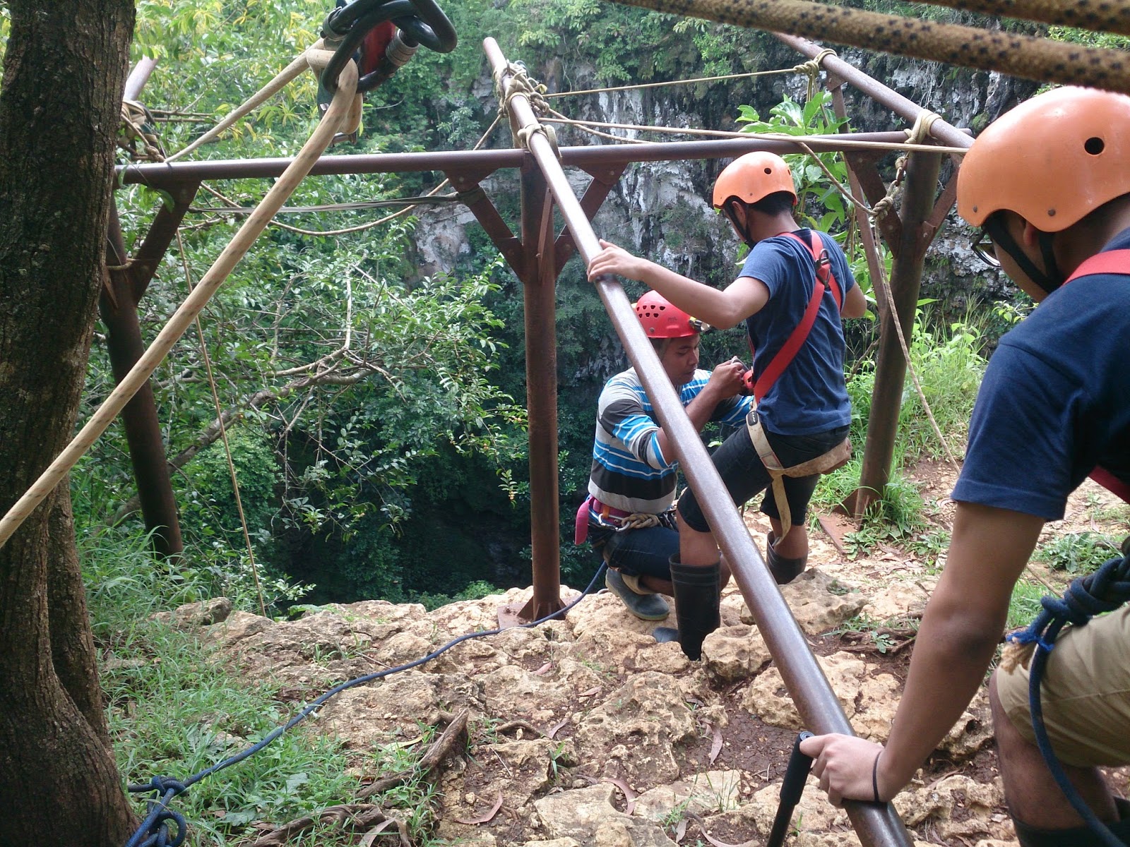 proses turun goa jomblang