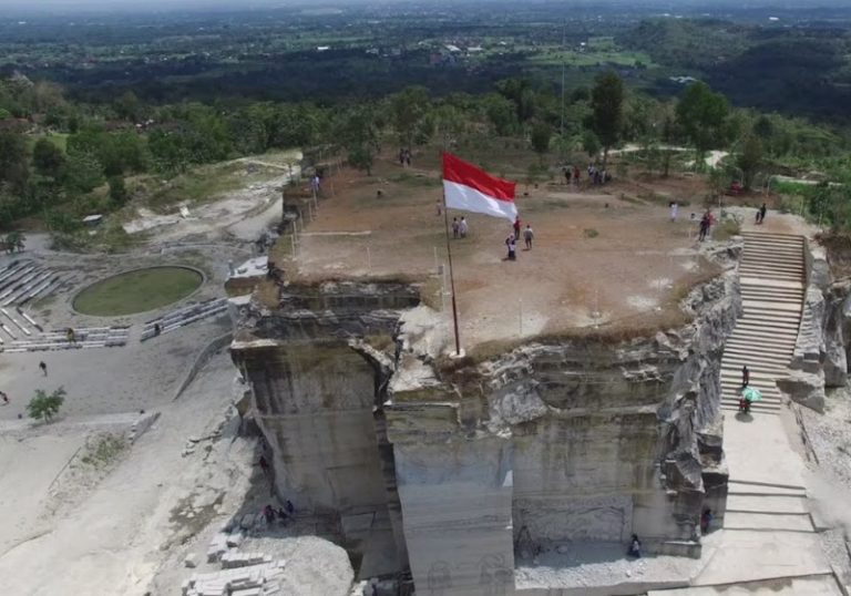 Tebing Breksi, Spot Menikmati Keindahan Jogja Dari Atas Tebing