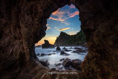 Pantai Watu Lumbung, Gunung Kidul, Yogyakarta