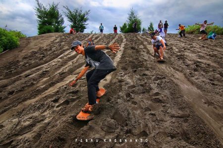 Sandboarding Gumuk Pasir