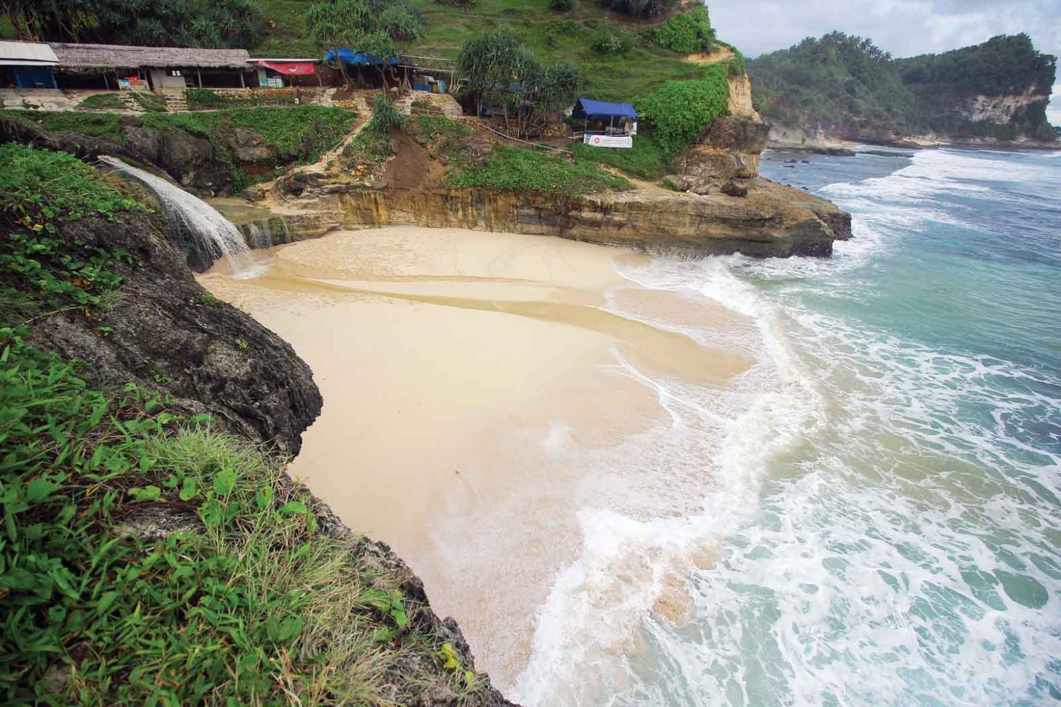 Joglo Wisata Pantai  Banyu  Tibo  Pacitan  2