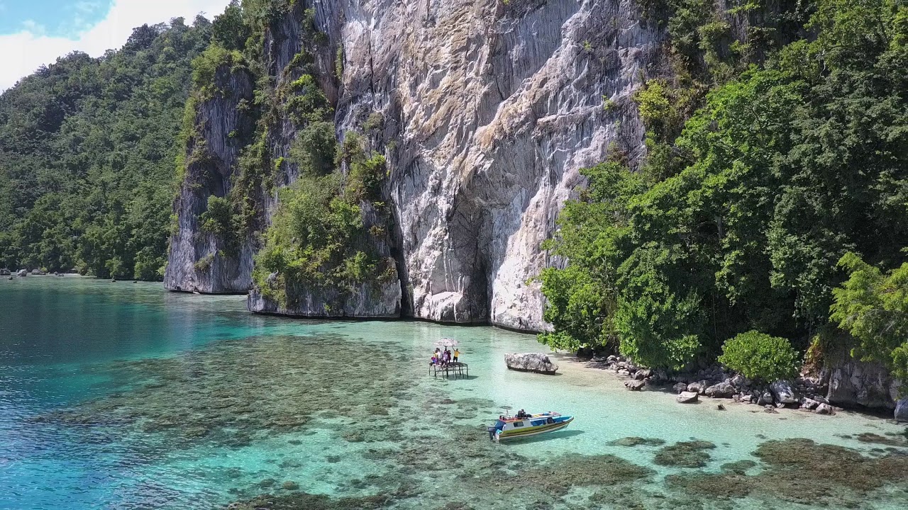 Tebing Batu Ora Beach Joglo Wisata