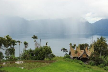 Danau Maninjau-joglo wisata