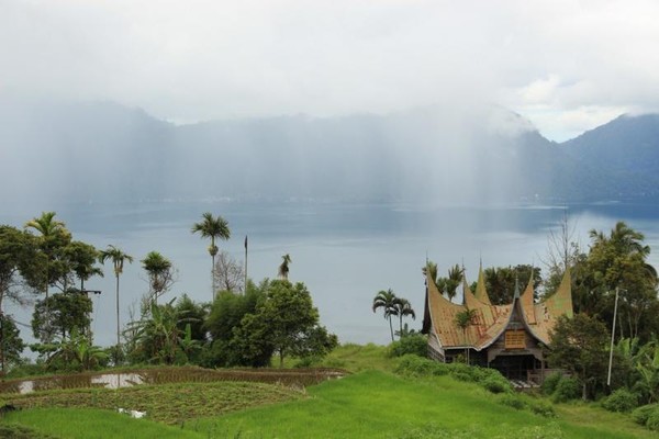 Danau Maninjau-joglo wisata