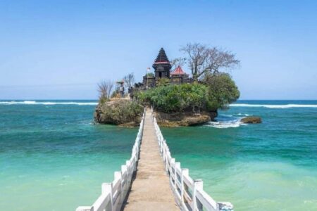 Pantai Balekambang_joglo wisata