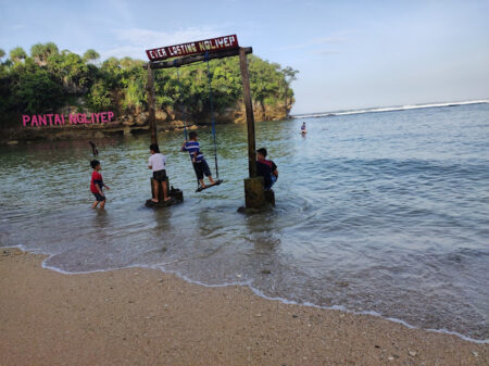 Pantai Ngliyep_joglo wisata