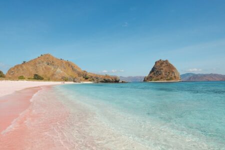 Pantai Pink labuan bajo-joglo wisata