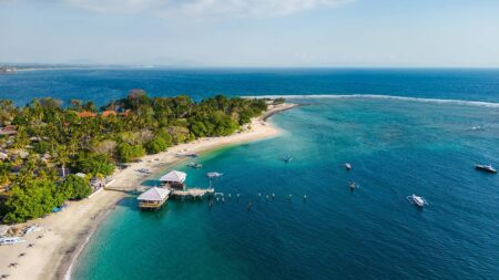 Pantai Senggigi Lombok_joglo wisata