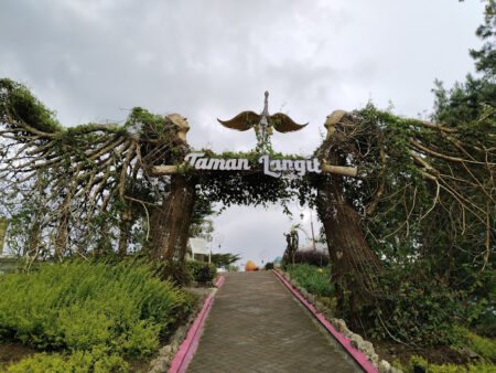Taman Langit Batu_joglo wisata