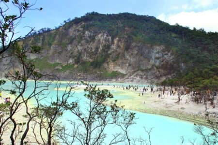 Kawah Putih yang menjadi salah satu destinasi wisata favorit di Ciwidey