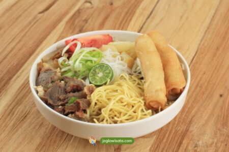 5 Tempat Makan Soto Mie Dekat Stasiun Bogor