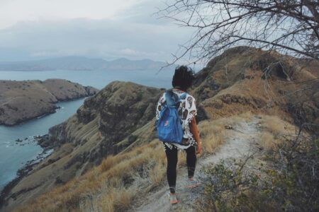 Aktivitas Seru di Bukit Amelia, pemandangan laut labuan bajo dari bukit amelia