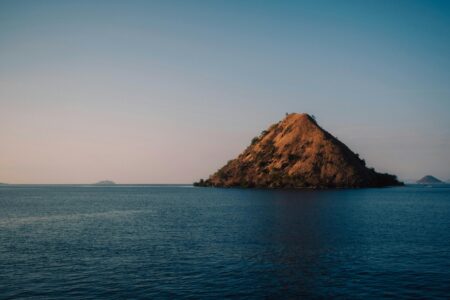 Daya Tarik Bukit Amelia, Pemandangan laut dan pulau dari bukit amelia labuan bajo