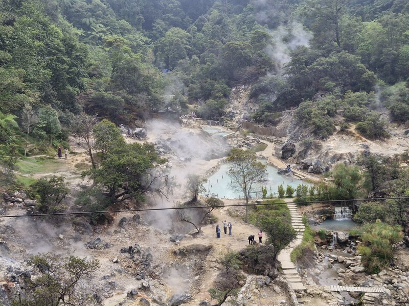 Spot foto dan kolam hati pemandian air panas Kawah Cibuni Rengganis Ciwidey