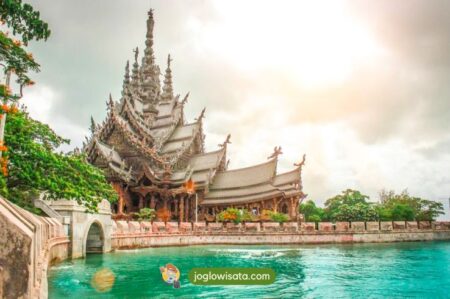 Sanctuary of Truth_ Keajaiban Arsitektur Kayu di Thailand
