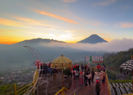 Sunrise Taman Langit Dieng, orang-orang di jembatan taman langit dieng