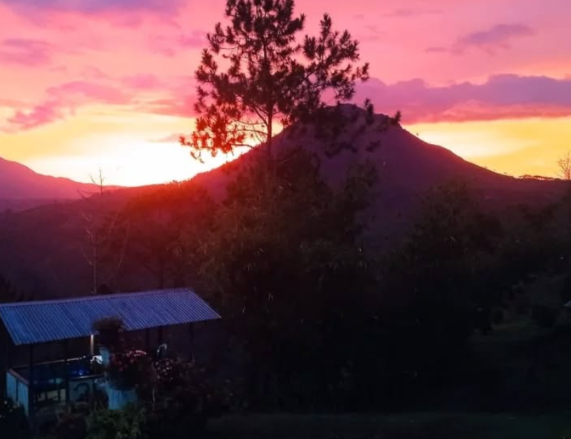 Daya Tarik Bukit Wisata Indah Sippan, pemandangan senja bukit wisata indah sippan