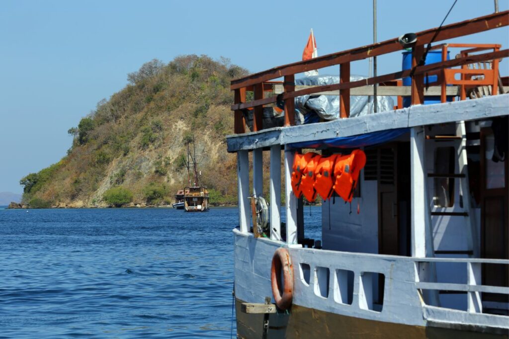 Island hopping Lbauan Bajo