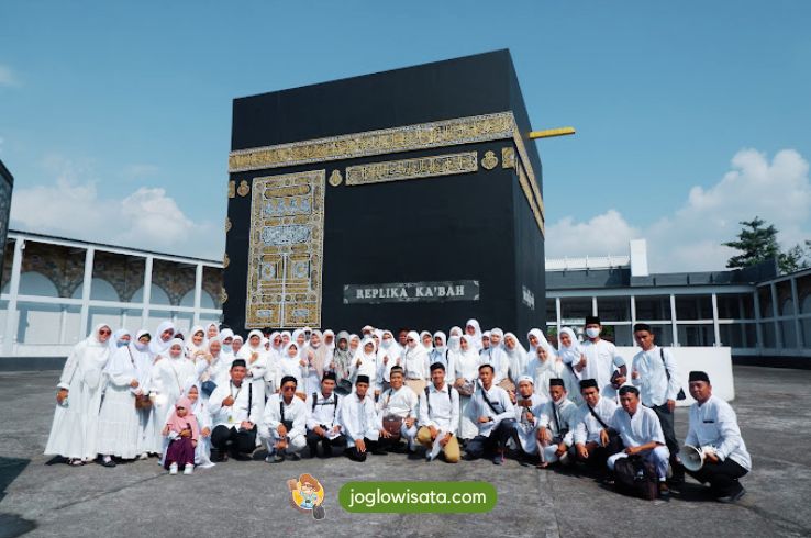Liburan Sekaligus Ibadah Wisata Firdaus Fatimah Zahra Solusinya!