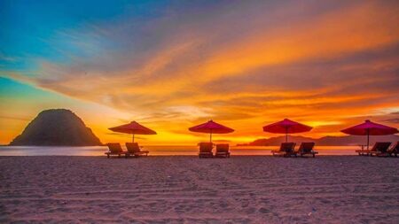 sunset pantai pulau merah banyuwangi