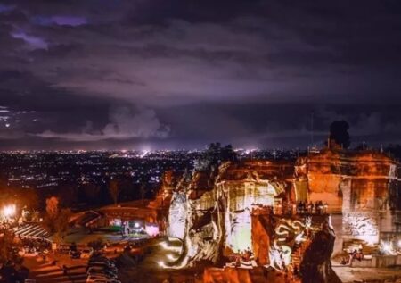 tebing breksi malam hari