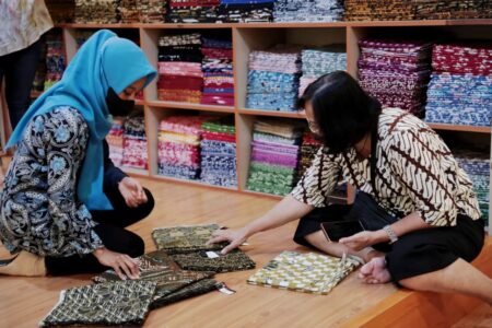jual batik di kampung batik laweyan