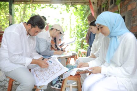 membatik di kampung batik laweyan solo