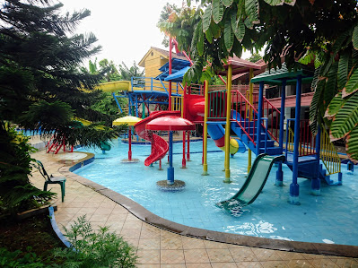 Kolam Renang Rumah Ibu
