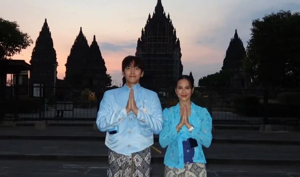 Foto Baju Adat di Candi Prambanan