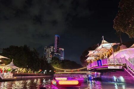 Tips dari Joglo Wisata: Datanglah saat sore menjelang maghrib untuk menikmati pemandangan golden hour di atas perahu. Langit jingga yang memantul di permukaan Sungai Kalimas adalah salah satu momen tersyahdu dalam wisata Surabaya. Destinasi Pendukung di Sekitar Wisata Perahu Kalimas Kunjungan ke wisata perahu Kalimas akan semakin berkesan jika dikombinasikan dengan destinasi-destinasi menarik di sekitarnya. Berikut rekomendasi dari Joglo Wisata: 1. Taman Prestasi Titik start perahu sekaligus taman keluarga yang nyaman. Terdapat area bermain anak, gazebo, dan spot foto menarik. Gratis masuk. 2. Jembatan Merah Ikon sejarah Surabaya yang menjadi saksi Pertempuran Surabaya 10 November 1945. Hanya beberapa menit berjalan kaki dari dermaga utara Kalimas. 3. House of Sampoerna Museum rokok kretek bersejarah yang berlokasi di kawasan kota tua Surabaya, sangat dekat dengan jalur wisata kapal Surabaya di Kalimas. Gratis masuk. 4. Pasar Atom Pusat perbelanjaan legendaris Surabaya yang cocok dikunjungi setelah menyusuri sungai. Tersedia berbagai oleh-oleh khas Jawa Timur. 5. Taman Bungkul Salah satu taman terbaik di Indonesia yang terletak tidak jauh dari kawasan Kalimas. Cocok untuk bersantai usai wisata perahu. Tips Penting Sebelum Wisata Perahu Kalimas Agar pengalaman wisata Surabaya kamu di Sungai Kalimas berjalan lancar dan menyenangkan, perhatikan tips berikut: Gunakan pakaian yang nyaman dan tidak mudah terkena angin. Suasana di atas perahu bisa berangin, terutama saat musim hujan. Bawa tabir surya dan topi jika berkunjung di siang hari, karena paparan sinar matahari di atas perahu cukup intens. Jangan berdiri saat perahu melaju untuk menjaga keseimbangan dan keselamatan seluruh penumpang. Bawa kamera atau pastikan baterai ponsel penuh — ada banyak momen indah yang sayang untuk dilewatkan. Datang di hari kerja jika ingin menghindari keramaian, karena akhir pekan biasanya jauh lebih ramai. Booking lebih awal untuk rombongan — terutama jika kamu memesan paket wisata melalui agen seperti Joglo Wisata. Paket Wisata Perahu Kalimas bersama Joglo Wisata Sebagai agen wisata terpercaya berbasis di Yogyakarta dan melayani destinasi seluruh Jawa, Joglo Wisata menyediakan paket wisata Surabaya yang sudah termasuk kunjungan ke Sungai Kalimas. Beberapa keunggulan menggunakan layanan kami: ✅ Pemandu wisata berpengalaman yang fasih bercerita tentang sejarah Surabaya ✅ Transportasi nyaman dari Yogyakarta atau antar-jemput di dalam kota Surabaya ✅ Paket all-in yang mencakup tiket wisata, makan siang, dan akomodasi ✅ Fleksibel — tersedia untuk paket keluarga, rombongan sekolah, dan grup korporat ✅ Harga kompetitif dengan kualitas pelayanan premium Hubungi tim Joglo Wisata sekarang untuk mendapatkan penawaran terbaik paket wisata perahu Kalimas dan destinasi seru lainnya di Surabaya! Aksesibilitas: Cara Menuju Wisata Perahu Kalimas Dermaga utama wisata perahu Kalimas di Taman Prestasi sangat mudah dijangkau: Dari Stasiun Surabaya Gubeng: ±15 menit berkendara ke arah barat Dari Bandara Juanda: ±30–40 menit berkendara melalui Tol MERR Transportasi Umum: Bisa menggunakan Bus Trans Semanggi Suroboyo atau ojek online Parkir: Tersedia area parkir luas di sekitar Taman Prestasi Koordinat GPS: -7.2528, 112.7441 (Taman Prestasi, Surabaya) Kenapa Wisata Perahu Kalimas Layak Dikunjungi? Sebagai penutup, izinkan Joglo Wisata merangkum mengapa wisata perahu Kalimas adalah salah satu pengalaman terbaik dalam wisata Surabaya: Sungai Kalimas bukan hanya jalur air — ia adalah living museum yang mengalir di tengah kota. Setiap meter sungai yang kamu susuri menyimpan cerita tentang pedagang rempah Majapahit, pelaut VOC, pejuang kemerdekaan, hingga warga Surabaya masa kini yang menjaga warisan leluhurnya. Menaiki perahu di Kalimas bukan sekadar berwisata — ini adalah perjalanan menembus dimensi waktu. Jangan tunda lagi! Masukkan wisata perahu Kalimas dalam rencana liburan kamu ke Surabaya berikutnya, dan percayakan perjalananmu kepada Joglo Wisata untuk pengalaman yang tak terlupakan. Ditulis oleh Tim Konten Joglo Wisata Untuk informasi paket wisata dan pemesanan, kunjungi website kami atau hubungi customer service Joglo Wisata.