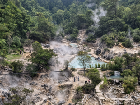 Pemandangan kawah Cibuni Rengganis dilihat dari Keranjang Sultan