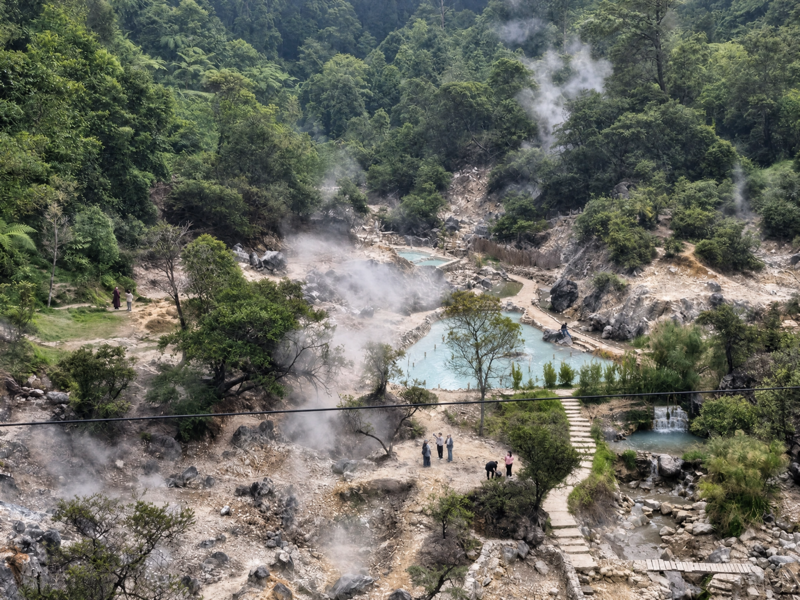 Pemandangan kawah Cibuni Rengganis dilihat dari Keranjang Sultan