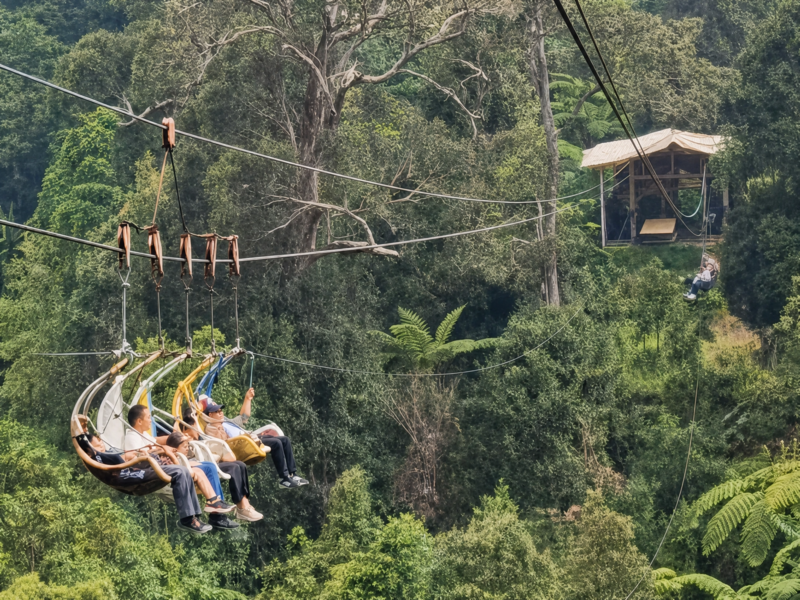 Rasakan sensasi naik Keranjang Sultan di kawah Cibunis Rengganis di atas ketinggian puluhan meter
