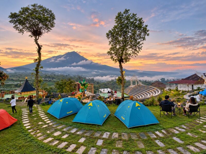 Camping ground Negeri Kahyangan yang menghadap Gunung Merapi